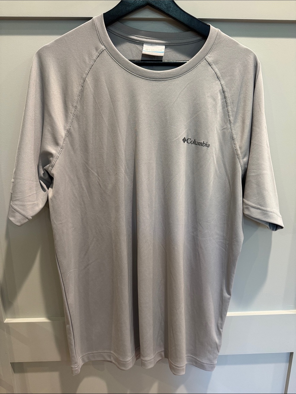 Columbia Men's Short-Sleeve Tee — Light Gray Performance Shirt